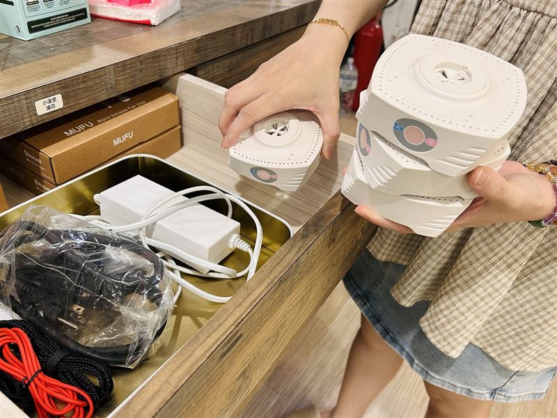 分離式迷你除溼器可拆分或堆疊使用,淺層抽屜也適用。(圖/486團購提供)