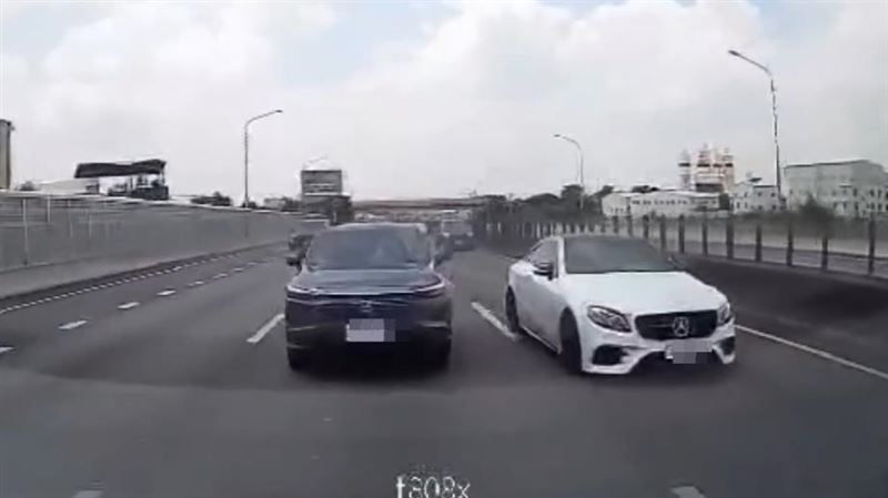國1台中潭子路段發生行車糾紛，本田休旅車與賓士互相追逐後發生碰撞車禍。（圖／翻攝自八卦村臉書）