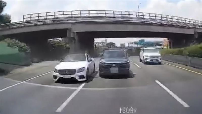 國1台中潭子路段發生行車糾紛，本田休旅車與賓士互相追逐後發生碰撞車禍。（圖／翻攝自八卦村臉書）