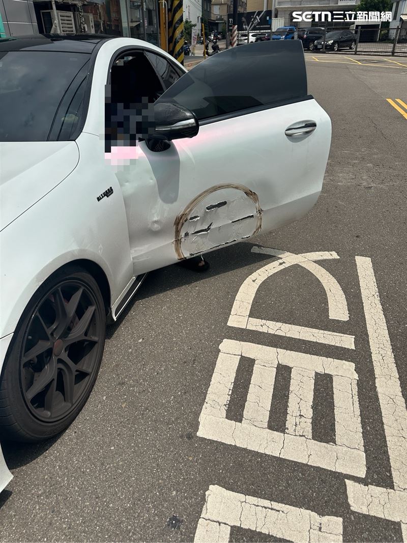 賓士車遭本田休旅車撞擊左側車身，車門留下輪框痕跡。（圖／翻攝畫面）