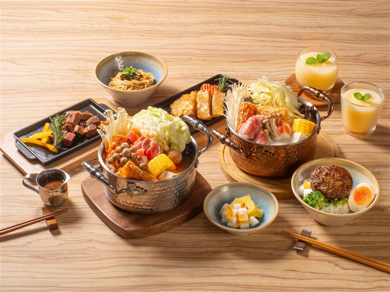 呷哺呷哺以「一鍋一鐵板」，1.5KG雙主餐組合以299元價格，讓鍋物與鐵板料理都能成為選擇。（圖／品牌業者提供）