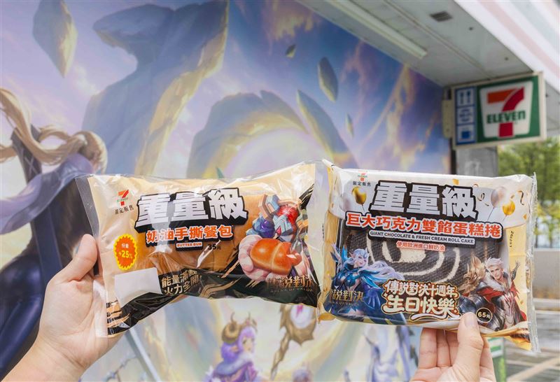 呼應《Garena 傳說對決》滿十週年，將過往期間限定的人氣商品「巨大巧克力雙餡蛋糕捲」回歸販售。（圖／品牌業者提供）