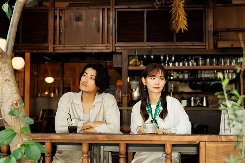 中村友理與赤西仁在《浪漫匿名者》劇中有感情線。（圖／翻攝自IG@Netflix）