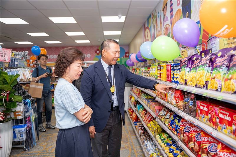 全家便利商店總經理薛東都（右）陪同醒吾科大校務顧問楊玉惠參觀「林口醒大店」。（圖／品牌業者提供）