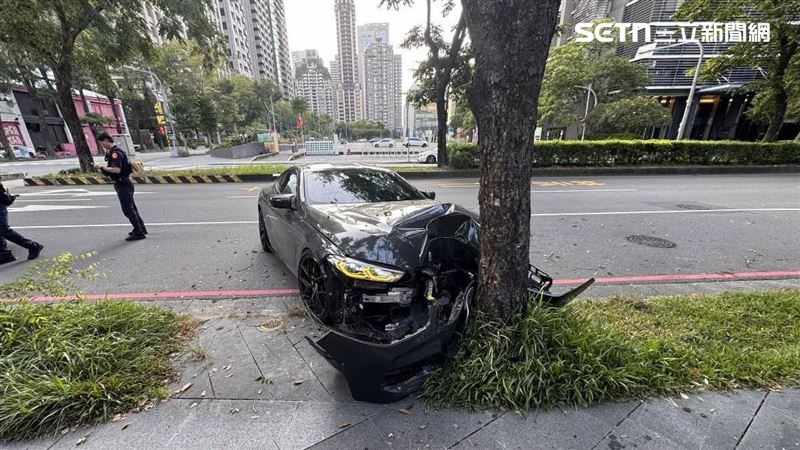 台中男代駕撞樹慘了！撞壞700萬BMW慘況曝