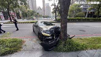 台中男代駕撞樹慘了！撞壞700萬BMW慘況曝