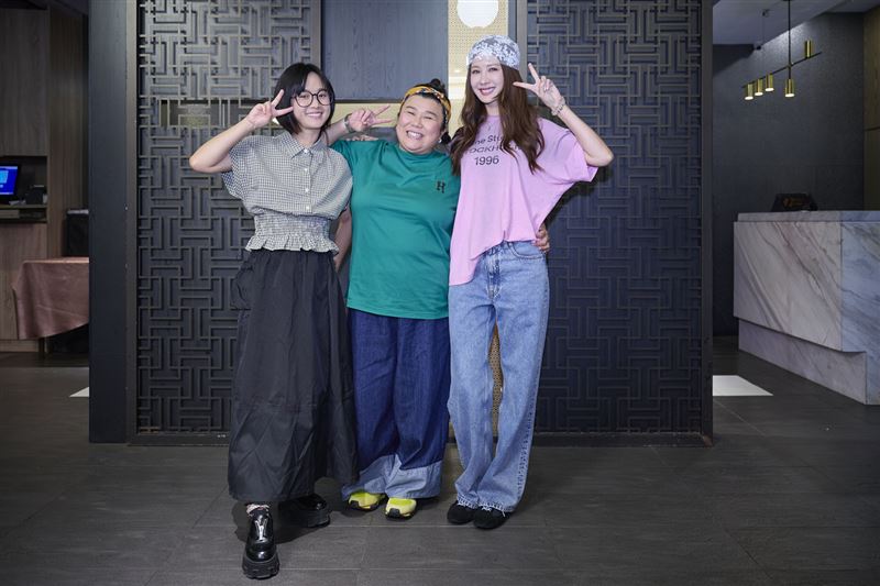 (左起)嚴正嵐、林美秀、安心亞在劇中飾演母女。(圖/公視提供)