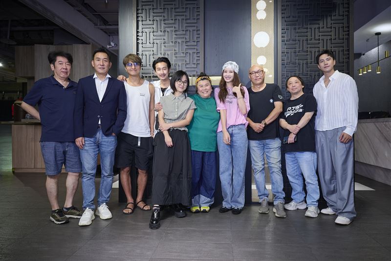 (左起)製作人王顯彬、製作人李湧、王少偉、Darren邱凱偉、嚴正嵐、林美秀、安心亞、導演鄧安寧、製作人蘇義雄、潘君侖出席公視《媽的發財金》殺青酒。(圖/公視提供)