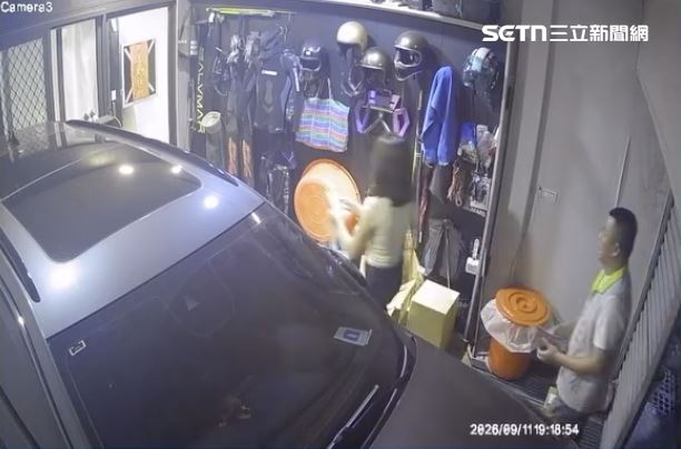 林依婷進入民宅車庫發放競選小物惹出爭議。(圖/翻攝自Threads @97.037)