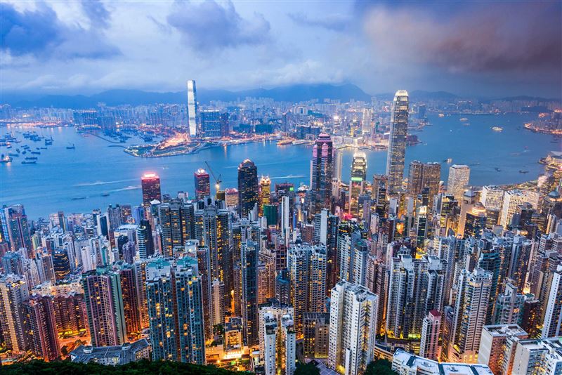 香港以飛行時間短、米其林美饌及跨年煙火等年末節慶氛圍,成為上班族快閃度假首選,雄獅攜國泰推限時搶購香港888元來回機票。(圖/雄獅旅遊提供)