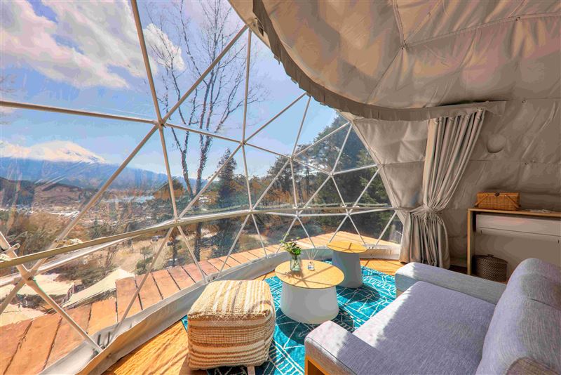 日本「富士河口湖町」山腳下的秘境Retreat Camp Mahoroba。(圖/Booking.com提供)