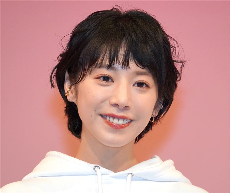 日本知名女星夏帆外型清純甜美，近期因出演日劇《直到T恤乾了為止》再度引發熱烈討論。（圖／翻攝自X平台 @oricon）