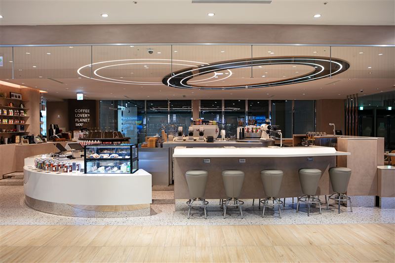 COFFEE LOVER's PLANET 台北Garden City店_中島式吧台,讓「沖煮」成為一幕幕可被觀看的日常風景。(圖/品牌業者提供)