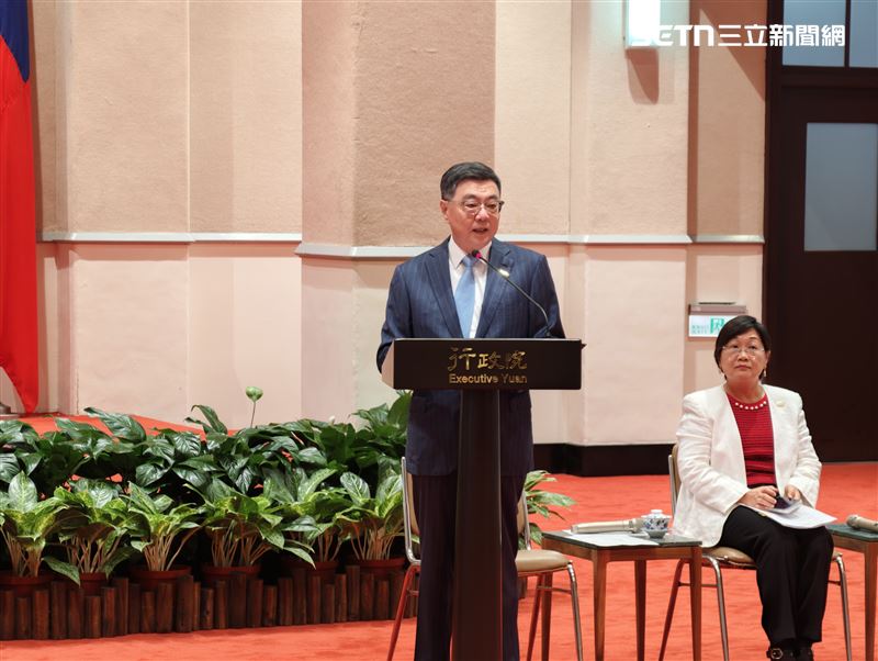 行政院長卓榮泰今(15)日下午在行政院接見「亞洲地區台灣同鄉會回國訪問團」。(圖/記者盧素梅攝影)