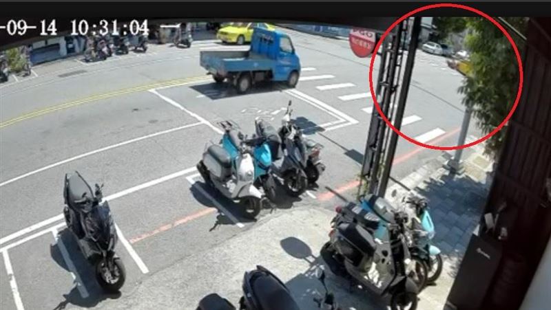 花蓮和平路、福建街口，曾姓計程車司機於路口迴轉時，擦撞賴姓女騎士。賴婦連人帶車倒地，又遭計程車後輪輾過、捲進車底，送醫搶救傷重不治，車禍瞬間畫面曝光。（圖／翻攝畫面）