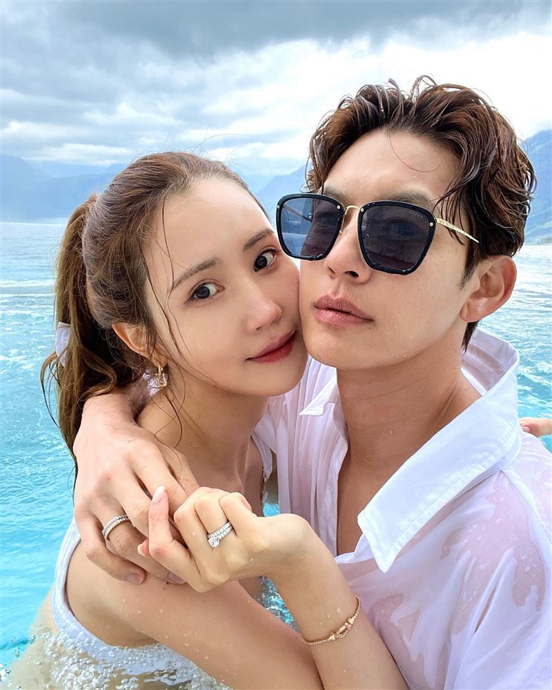 李多海與SE7EN秀鑽戒放閃。（圖／翻攝自IG @se7enofficial）