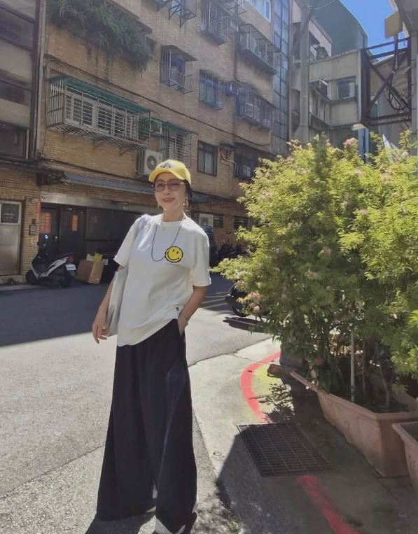 陳美鳳擁有凍齡外貌與纖細身材。(圖/翻攝自臉書)