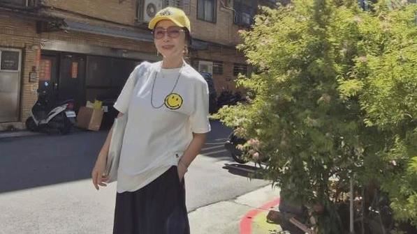 70歲還這麼美！陳美鳳露香肩曬筆直美腿