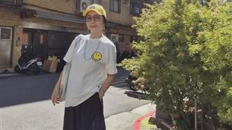 70歲還這麼美！陳美鳳露香肩曬筆直美腿