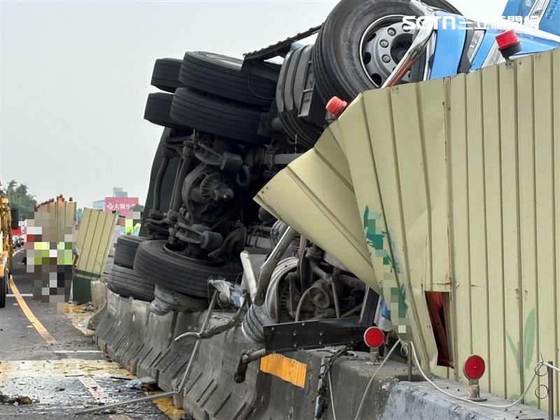 國1驚傳爆胎翻車!大貨車撞爛「內側翻覆」灑蛋液,駕駛OHCA送醫。(圖/翻攝畫面)