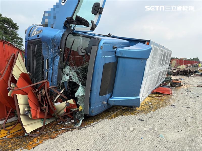 國1驚傳爆胎翻車!大貨車撞爛「內側翻覆」灑蛋液,駕駛OHCA送醫。(圖/翻攝畫面)