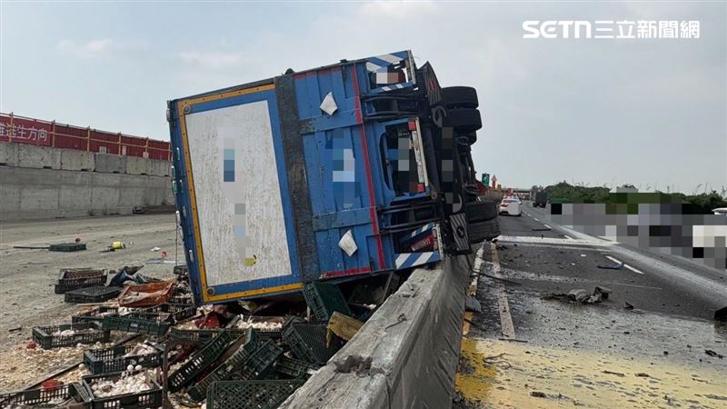 新／國1爆胎翻車！貨車撞爛灑蛋液　1OHCA