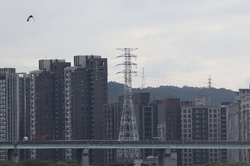 電價審議會即將召開,外傳可能只對AI資料中心等用電大戶調漲。經濟部15日表示,政府會通盤考量,基本原則仍是以平穩物價、照顧民生為主。圖為座落新北市五股區洲子洋重劃區旁電塔