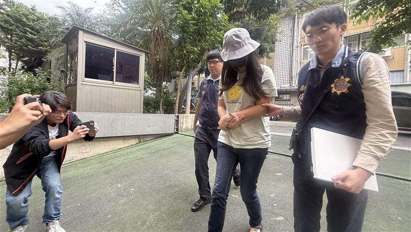 涉嫌協助破壞張俊傑的電子手鐶，共犯潘信義的女友被拘提到案。（圖／翻攝畫面）