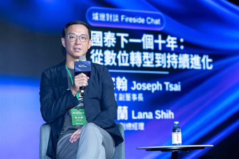 國泰金控副董事長蔡宗翰揭露數位轉型戰略。面對AI浪潮，他直言拒絕「表面功夫」，耗時5年建置資料底層「下水道」工程，並致力翻轉5萬大軍傳統的溝通文化。未來將鎖定資產管理與基金業務，並力拚靠科技彎道超車。（圖／國泰金控提供）