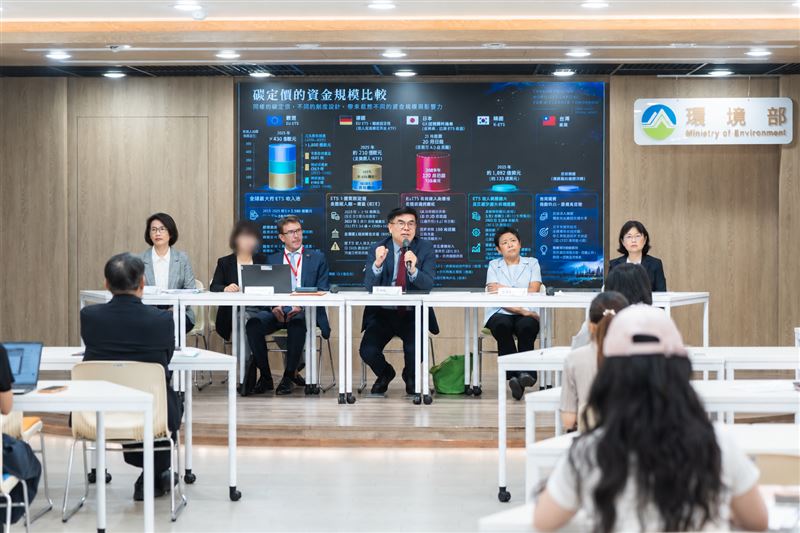 臺灣碳定價的下一步合照:臺灣碳交所陳脩文總經理(左1)、德國排放交易專家 Dr. Jürgen Land
