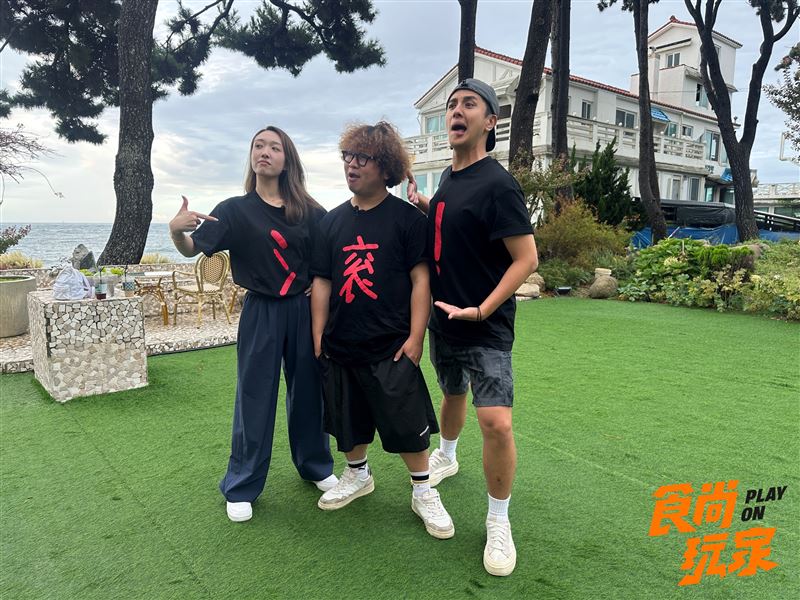 王敏淳（左起）、納豆、子余穿上「滾！」字樣的上衣挑釁敵隊。(圖／TVBS提供）