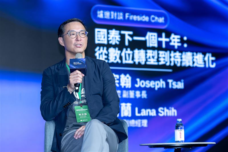 國泰金控副董事長蔡宗翰揭露數位轉型戰略。面對AI浪潮，他直言拒絕「表面功夫」，耗時5年建置資料底層「下水道」工程，並致力翻轉5萬大軍傳統的溝通文化。未來將鎖定資產管理與基金業務，並力拚靠科技彎道超車。（圖／國泰金控提供）