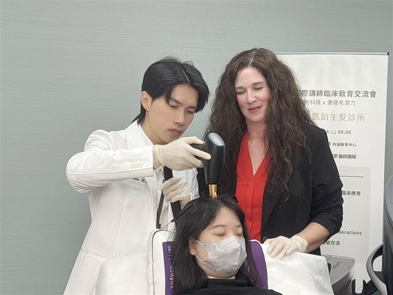 Lumenis 原廠國際講師 Keren Hayut 與絲凱鉑醫師進行 FoLix 髮力現生髮雷射臨床操作交流,分享設備應用與治療規劃經驗