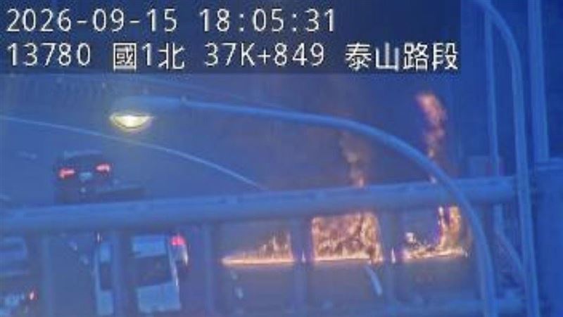 新／國1高架火燒車　火勢蔓延2車道