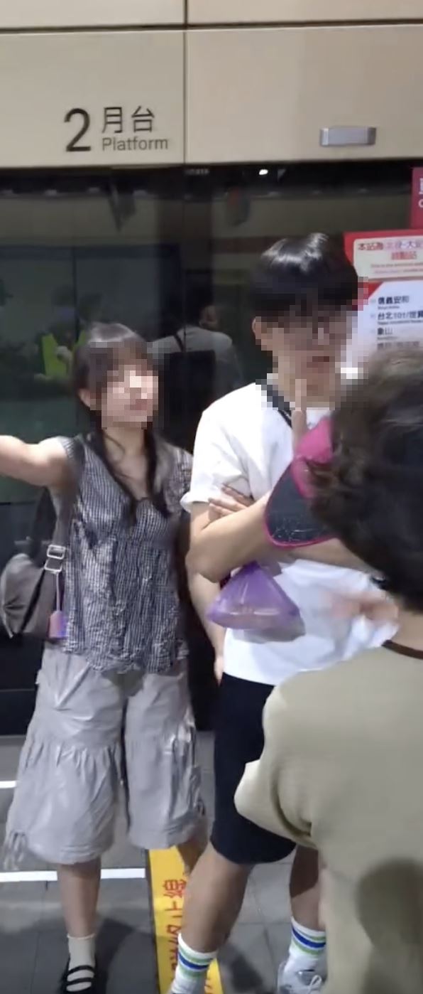 疑似香港情侶在捷運站內喝飲料,不滿遭保全指正。(圖/翻攝自Threads@yusing_lin_)