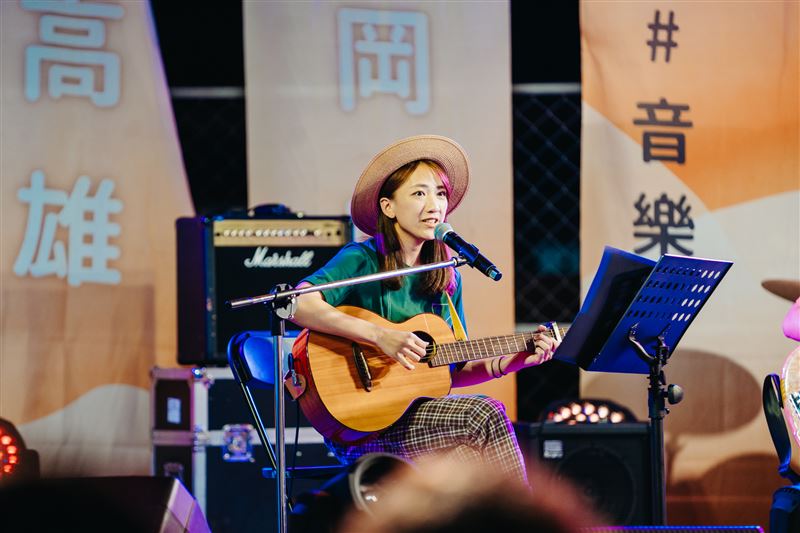 夜晚的剛好樂群,邀請日本岡山獨立音樂人及在地創作者,帶來跨海演出並聽見地方持續回響的情感。(圖/高雄市政府文化局提供)