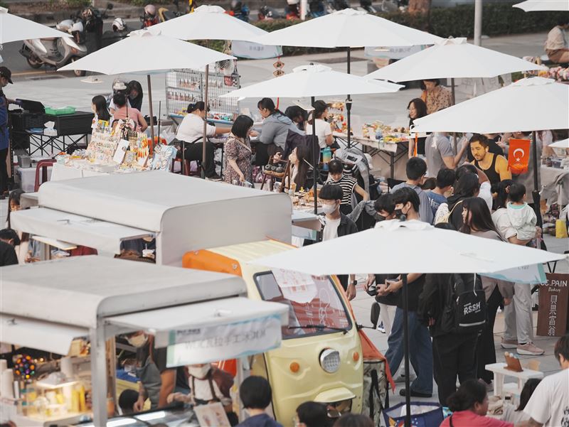 邀集200組品牌齊聚醒村,以眷村文化為核心,串聯藝文展演、策展市集、地方飲食與公共參與,展現眷村生活魅力與風土記憶。(圖/高雄市政府文化局提供)