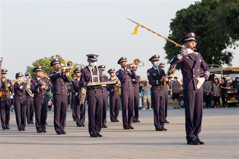 迎接醒村正式開園!特邀「空軍官校軍樂隊」開幕演出,吹響榮耀號角。(圖/高雄市政府文化局提供)