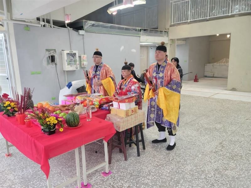 新竹市政府找來道士為自由車場祈福。(圖/翻攝自劉彥伶 新竹市議員臉書)