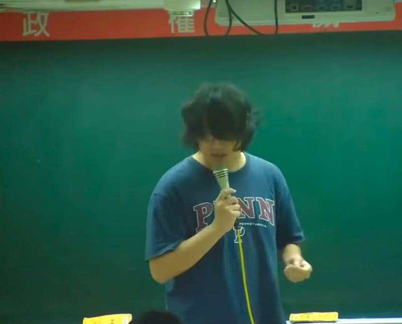 有網友說，沈伯洋當年髮型也太像古代牧羊犬跟雪納瑞了。（圖／翻攝自Threads@minjia.chen.9帳號））