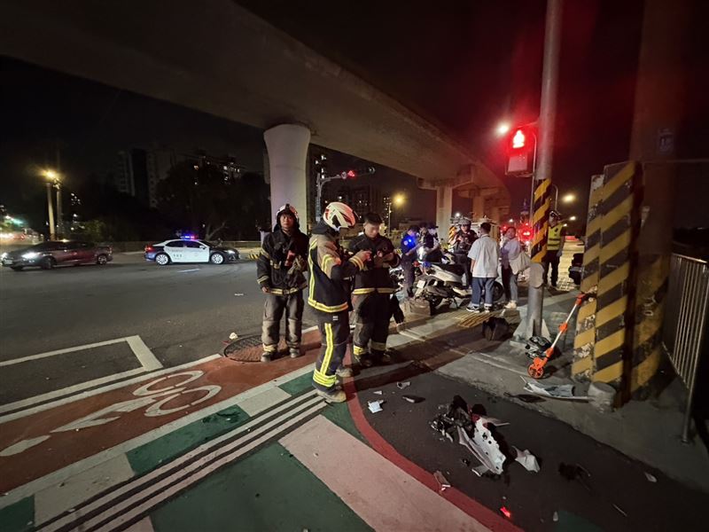 桃園市八德區今(15日)晚間發生嚴重車禍事故。(圖/翻攝畫面)