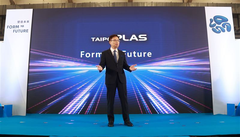 2026台北國際塑橡膠工業展今(15)日於南港展覽館盛大開幕,匯聚逾350家業者參展。面對全球供應鏈重組,展覽聚焦智慧製造與永續循環,全面搶攻航太、醫療等高值應用商機,展現臺灣機械產業的轉型動能。(圖/外貿協會提供)