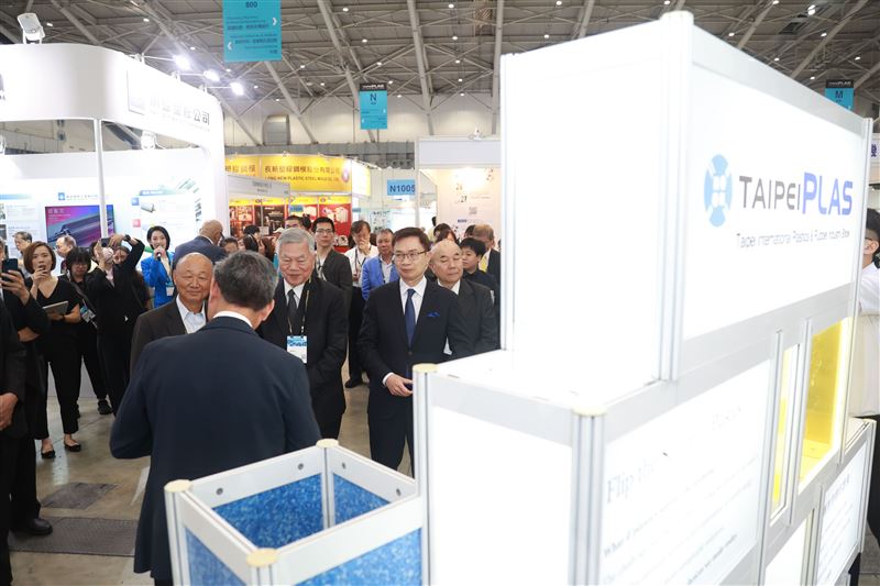 2026台北國際塑橡膠工業展今(15)日於南港展覽館盛大開幕,匯聚逾350家業者參展。面對全球供應鏈重組,展覽聚焦智慧製造與永續循環,全面搶攻航太、醫療等高值應用商機,展現臺灣機械產業的轉型動能。(圖/外貿協會提供)