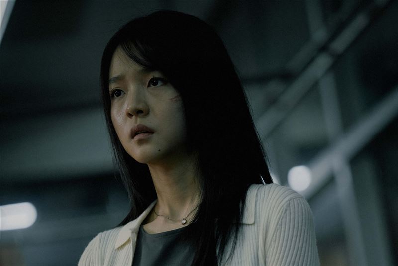 林廷憶飾演受害倖存者,演技備受肯定。(圖/Netflix提供)