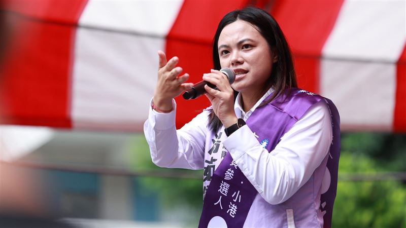 前鎮漁港景觀區石龜裝置遭雜草淹沒,湯茹婷痛批正是81億工程粗糙管理、淪為政績笑柄的縮影。(圖/翻攝畫面)
