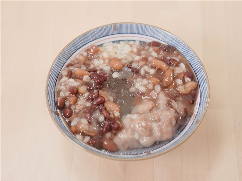 剉冰配料可選豆類、薏仁、芋頭，相對粉圓等純澱粉優。（圖／李婉萍營養師提供）