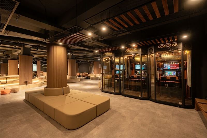 世新圖書館一角設立了多座透明玻璃的「CoCoBar」電話亭KTV,內部點綴精緻燈光。(圖/世新大學提供)