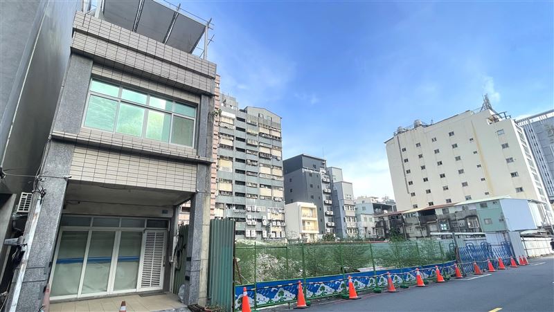 高雄建商昇和建設整合民主橫路前後共8棟老透天,現況其中6棟已拆除。(圖/台灣房屋提供)