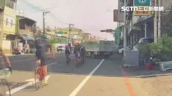 貨車違規迴轉,造成自行車隊閃避不及摔倒