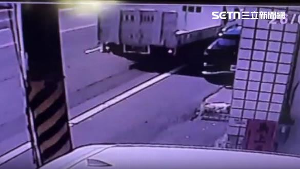 駕駛在對向車道旁觀